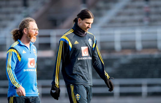 Sveriges Zlatan Ibrahimovic går av planen