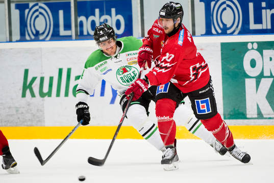 Vita Hästens Marcus Eriksson jagas av Rögles Alen Bibic