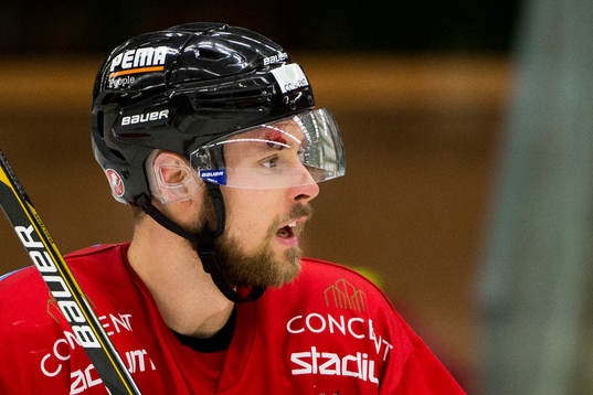 Vita Hästens Morgan Hassel har fått en klubba innanför