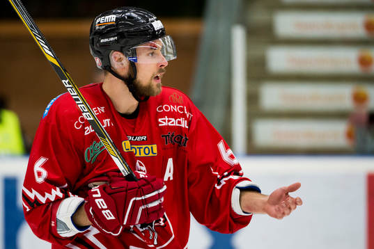 Vita Hästens Morgan Hassel har fått en klubba innanför