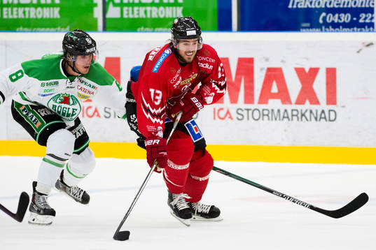Vita Hästens Henrik Bankelius jagas av Rögles Sebastian