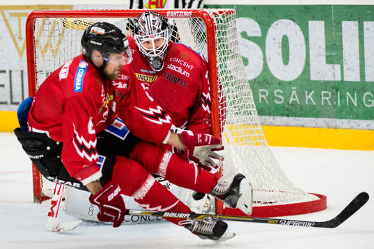 Vita Hästens Morgan Hassel och målvakt Johannes Jönsson