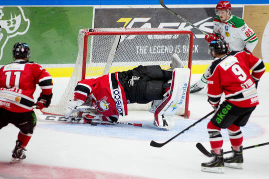 Malmö Redhawks målvakt Jonas Gunnarsson och Moras Patrik