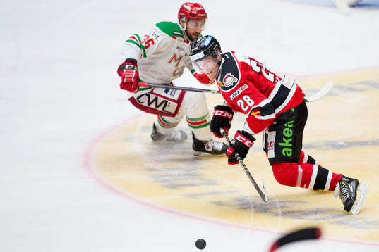 Moras Jerry Pollastrone och Malmö Redhawks Jens Olsson