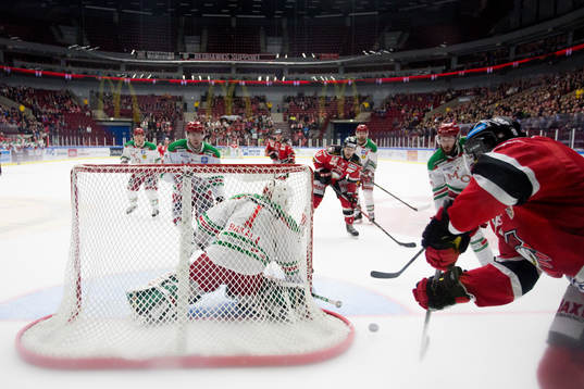 Malmö Redhawks Mathias Tjärnqvist oroar framför Moras