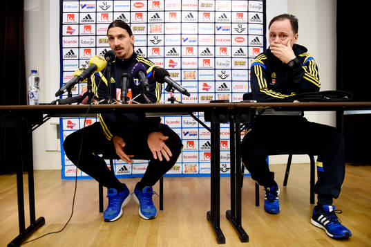 Sveriges Zlatan Ibrahimovic och Niklas Bodell, presschef