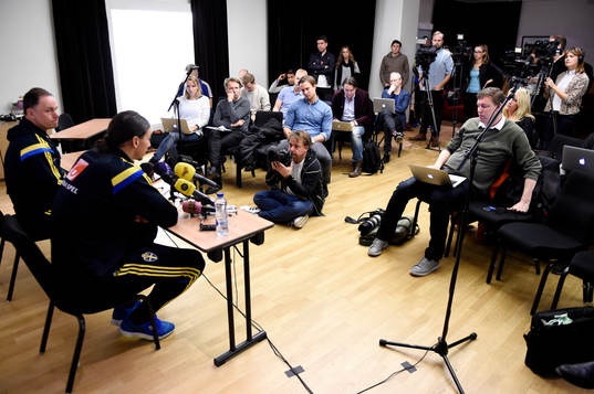 Sveriges Zlatan Ibrahimovic och Niklas Bodell, presschef