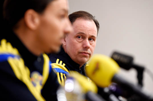 Niklas Bodell, presschef för herrlandslaget, tittar på
