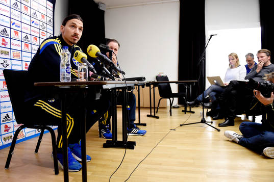 Sveriges Zlatan Ibrahimovic och Niklas Bodell, presschef