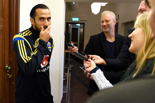 Sveriges Erkan Zengin pratar med media