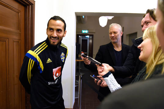 Sveriges Erkan Zengin pratar med media