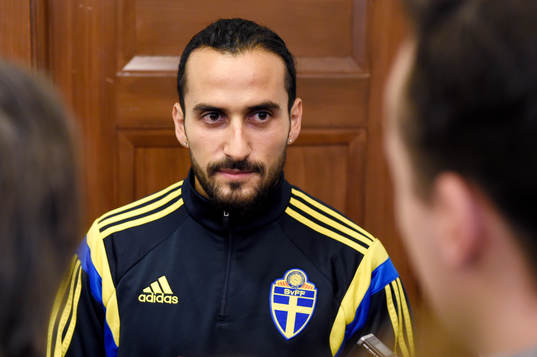 Sveriges Erkan Zengin pratar med media