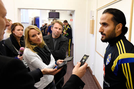 Sveriges Erkan Zengin pratar med media