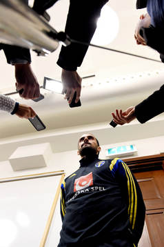 Sveriges Erkan Zengin pratar med media