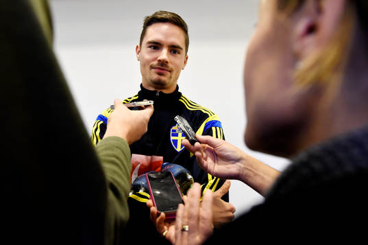 Sveriges Mikael Lustig pratar med media