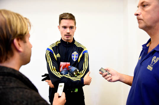 Sveriges Mikael Lustig pratar med media