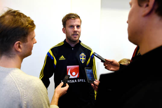 Sveriges Mikael Antonsson pratar med media
