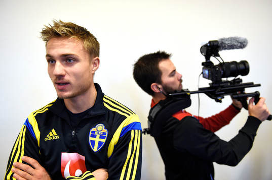 Sveriges Pierre Bengtsson pratar med media