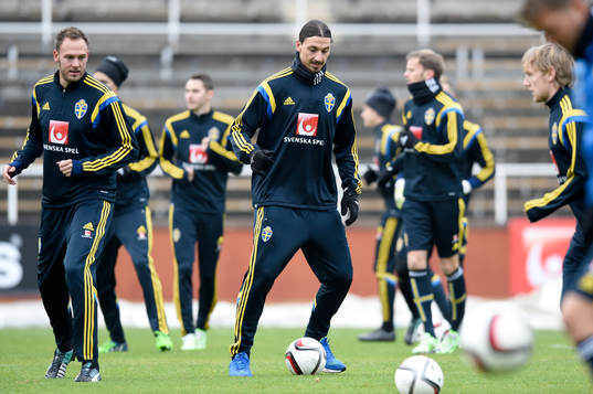 Sveriges Andreas Granqvist (V),  Zlatan Ibrahimovic (M) och