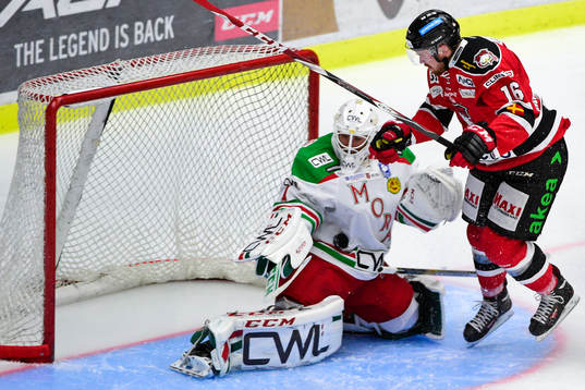 Malmö Redhawks Magnus Häggström oroar framför Moras