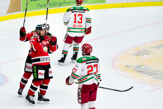 Malmö Redhawks Björn Svensson jublar ihop med Henrik Hetta