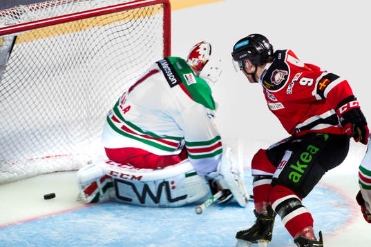 Malmö Redhawks Fredrik Storm gör 5-1 bakom Moras målvakt