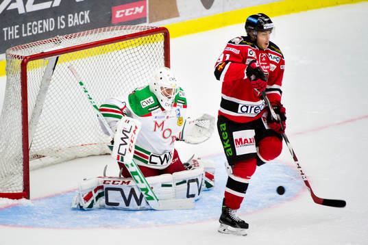 Malmö Redhawks Björn Svensson styr in 4-1 bakom Moras
