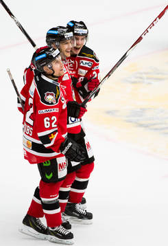 Malmö Redhawks Björn Svensson (m) jublar ihop med Jens