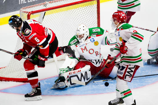 Malmö Redhawks Magnus Häggström oroar framför Moras