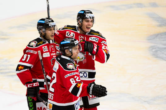 Malmö Redhawks Björn Svensson (m) jublar ihop med Jens