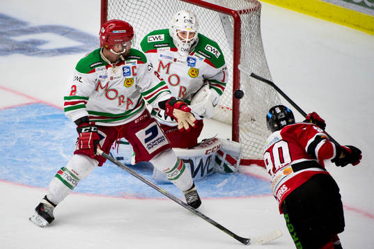 Malmö Redhawks Mattias Persson skjuter mot Moras Kevin