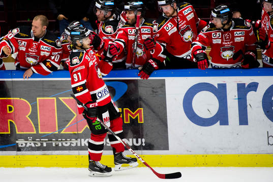 Malmö Redhawks Björn Svensson jublar med båset