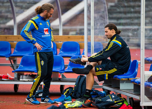 Sveriges Zlatan Ibrahimovic byter skor