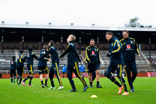Sveriges Zlatan Ibrahimovic och övriga spelare värmer upp