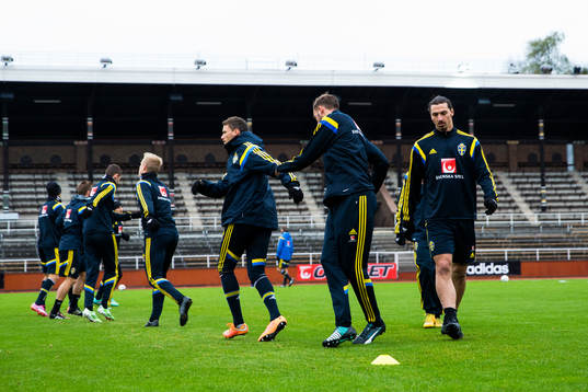 Sveriges Zlatan Ibrahimovic och övriga spelare värmer upp
