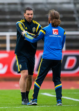 Sveriges Zlatan Ibrahimovic stretchar