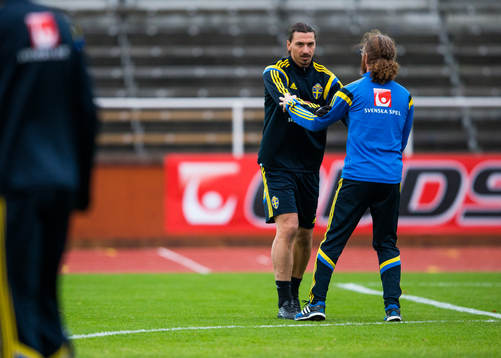 Sveriges Zlatan Ibrahimovic stretchar