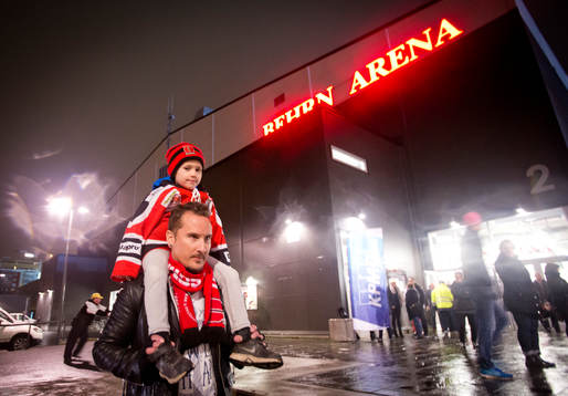 Ung supporter utanför Behrn Arena