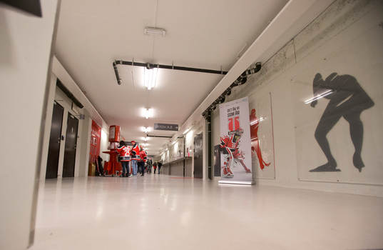 En korridor inuti Behrn Arena med Örebros målvakt Julius