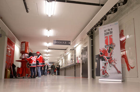 En korridor inuti Behrn Arena med Örebros målvakt Julius