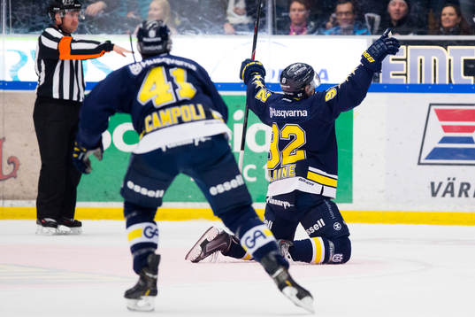 s Chris Campoli och Teemu Laine jublar