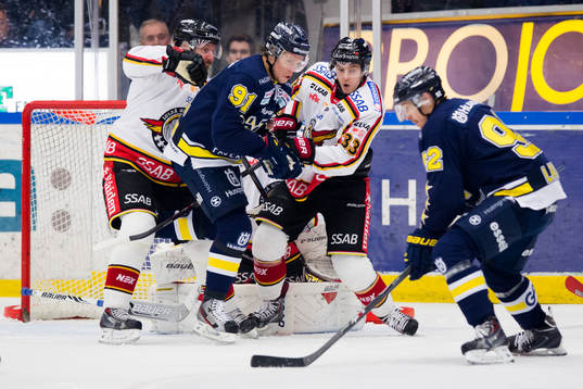 s Teemu Laine (h) gör 1-0