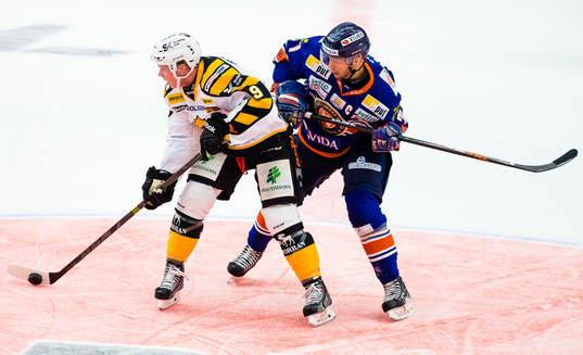 Skellefteås Patrik Zackrisson jagas av Växjös Tomi Kallio