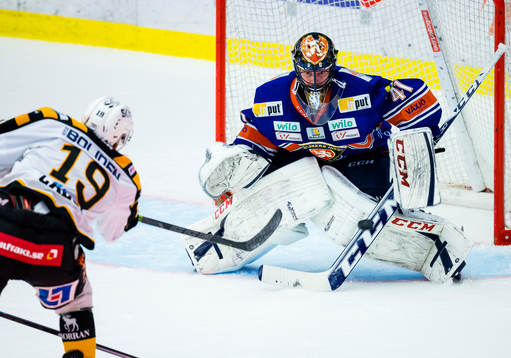Skellefteås Andrew Calof avslutar mot Växjös målvakt