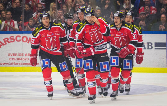 Örebros Tim Wallace gör 1-0 och jublar