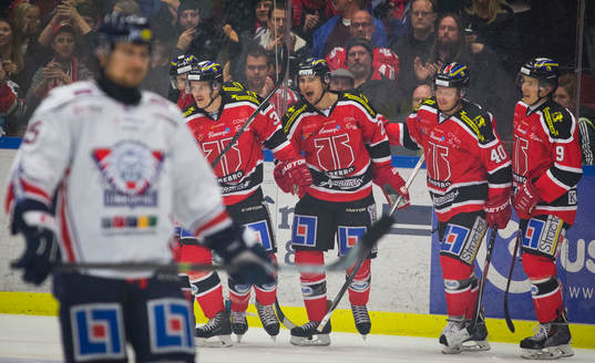 Örebros Tim Wallace gör 1-0 och jublar