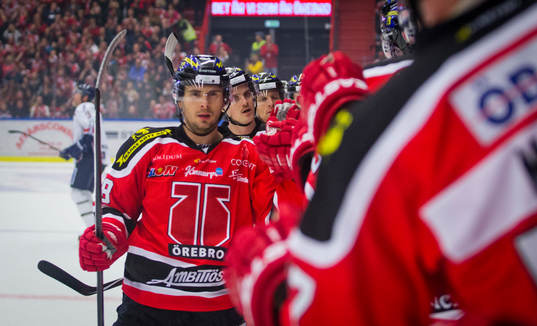Örebros Tim Wallace gör 1-0 och jublar