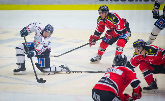 Linköpings Broc Little mot 3 Örebrosspelare Derek Ryan,