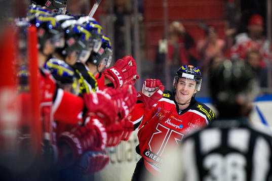 Örebros Derek Ryan jublar med lagkamraterna