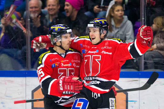 Örebros Derek Ryan gör 2-0 och jublar med Martin Johansson